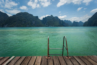 Ratchaprapa dam in khao sok national park, thailand. beautiful panorama view of mountain and lake