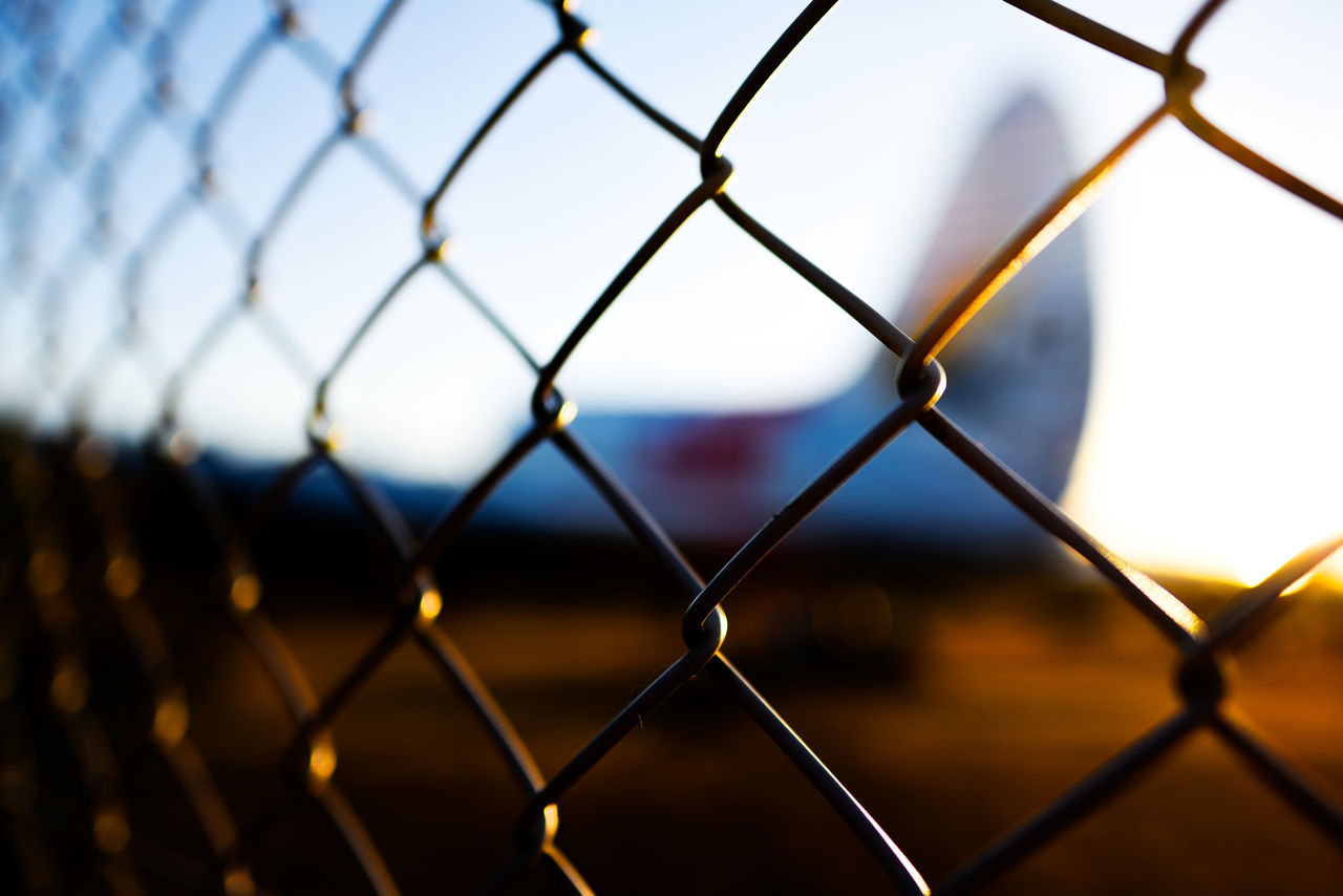 CLOSE-UP OF CHAINLINK FENCE