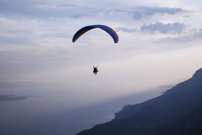 Man paragliding against sky