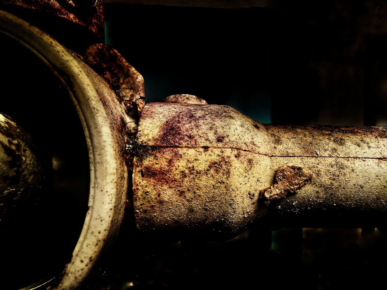 CLOSE-UP OF OLD RUSTY MACHINE