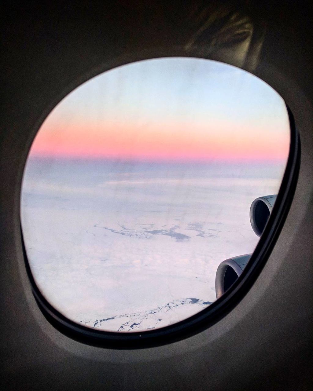 VIEW OF SEA THROUGH AIRPLANE WINDOW