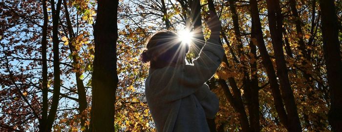 Man standing by tree