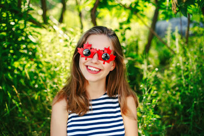 Portrait of smiling young woman wearing sunglasses