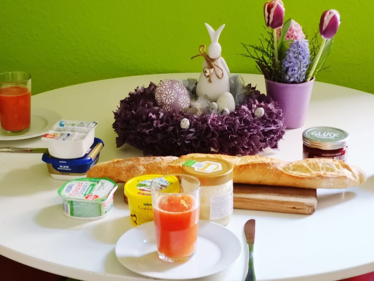 HIGH ANGLE VIEW OF BREAKFAST SERVED ON TABLE