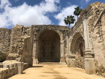 Old ruins of building against sky