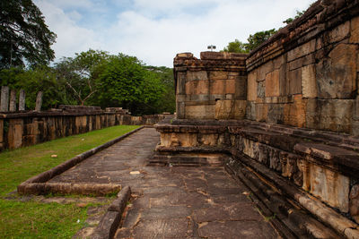 Old ruins of building against sky