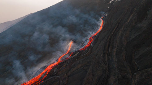 Colata di lava sul vulcano etna vista aerea  dall' alto - sicilia dall'alto