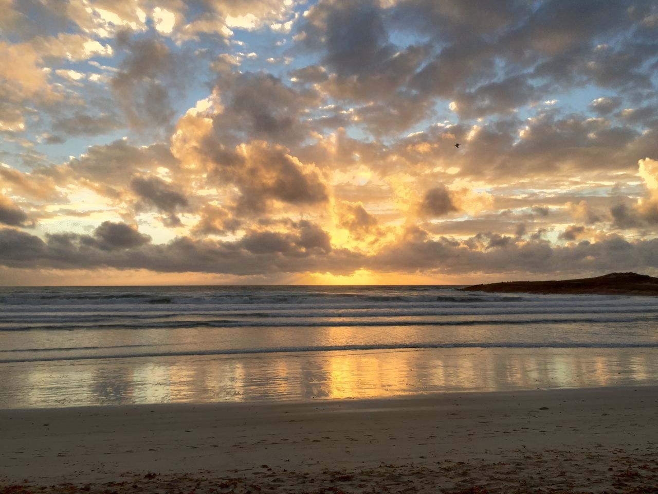 sea, water, horizon over water, sunset, scenics, sky, tranquil scene, beach, beauty in nature, tranquility, cloud - sky, shore, idyllic, nature, cloudy, reflection, cloud, orange color, sun, outdoors