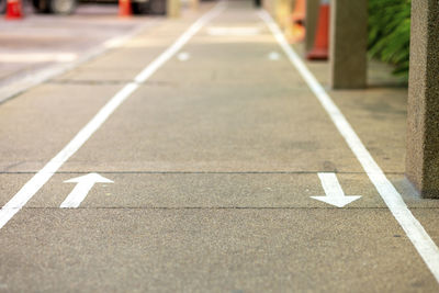 Surface level of arrow symbol on road