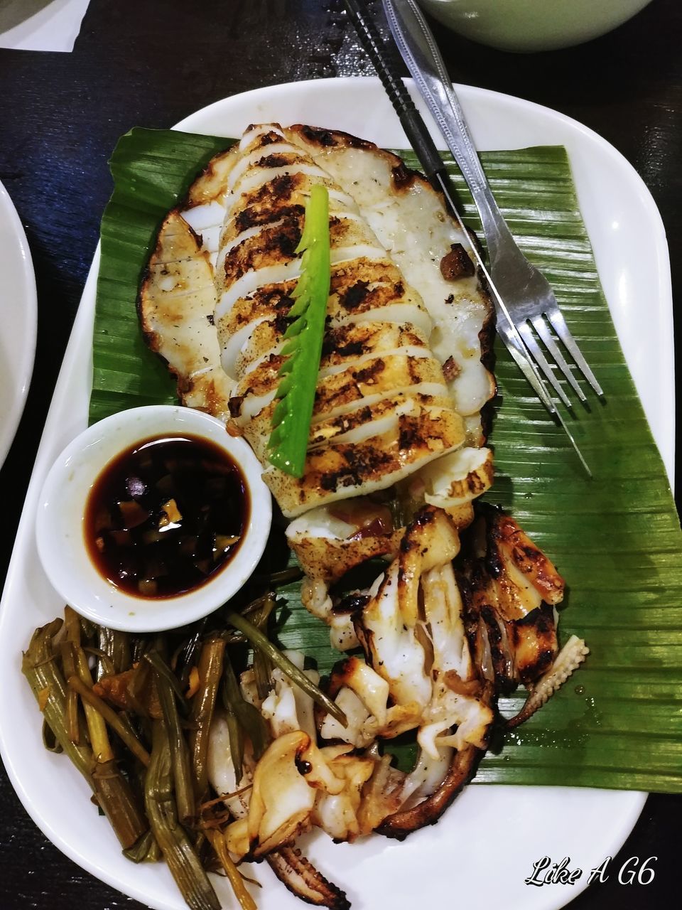 CLOSE-UP OF FOOD IN TRAY