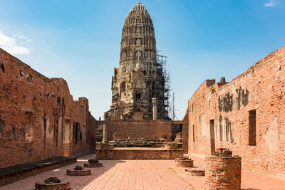 Wat ratchaburana temple ruins with tourists