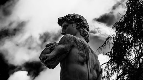 Statue of boy against sky