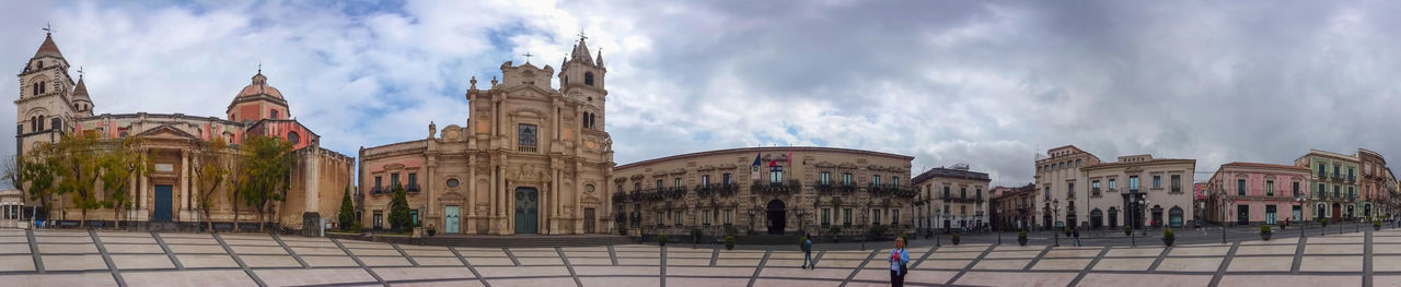 PANORAMIC VIEW OF BUILDINGS IN CITY