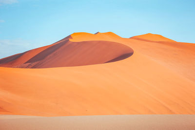 Morning light on the sand dunes in sossusvlei in the namib desert, namibia.