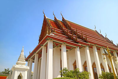 Gorgeous ordinary hall of wat ratchanatdaram temple against sunny blue sky, bangkok city, thailand