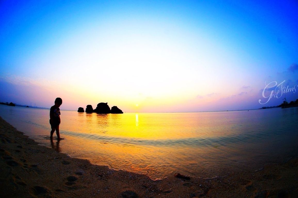 sea, water, beach, horizon over water, sunset, leisure activity, shore, silhouette, lifestyles, scenics, reflection, men, vacations, beauty in nature, sun, tranquility, sky, tranquil scene, sand