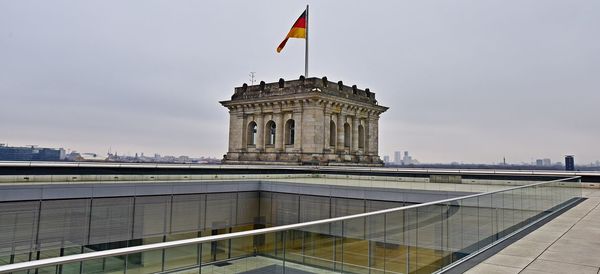 Deutsches flag in top of bundestag