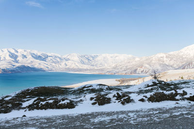 Charvak reservoir in winter in uzbekistan. beautiful winter landscape. charvak pyramids