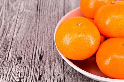 Close-up of oranges in bowl on table