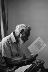 Grandfather who reads without glasses in old age