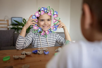 Kids create easter flower wreath in pastel colors using an upcycled egg trail. zero waste lifestyle