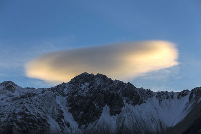 Twilight cloud over mount cook, canterbury, new zealand