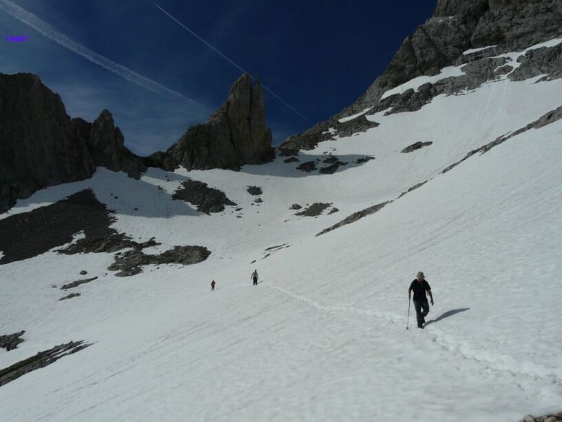 snow, winter, cold temperature, mountain, season, leisure activity, lifestyles, adventure, skiing, landscape, men, extreme sports, unrecognizable person, full length, tranquility, snowcapped mountain, weather, walking