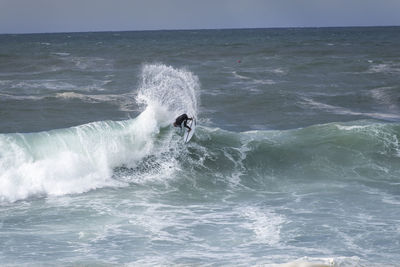 Waves splashing in sea