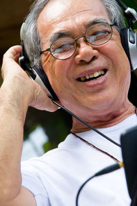 Close-up of mid adult man wearing sunglasses