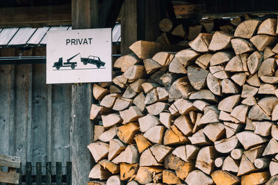 Information sign by logs