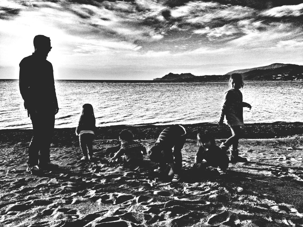 water, togetherness, lifestyles, leisure activity, sea, bonding, love, full length, sky, men, silhouette, family, boys, horizon over water, beach, friendship, standing