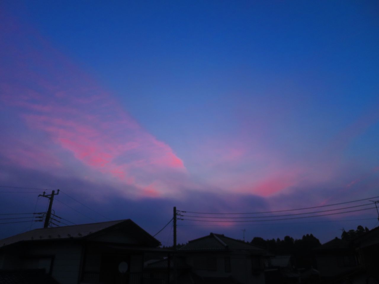 LOW ANGLE VIEW OF SILHOUETTE HOUSES AGAINST SKY AT SUNSET