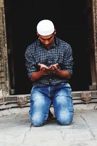 Man praying at dada harir stepwell