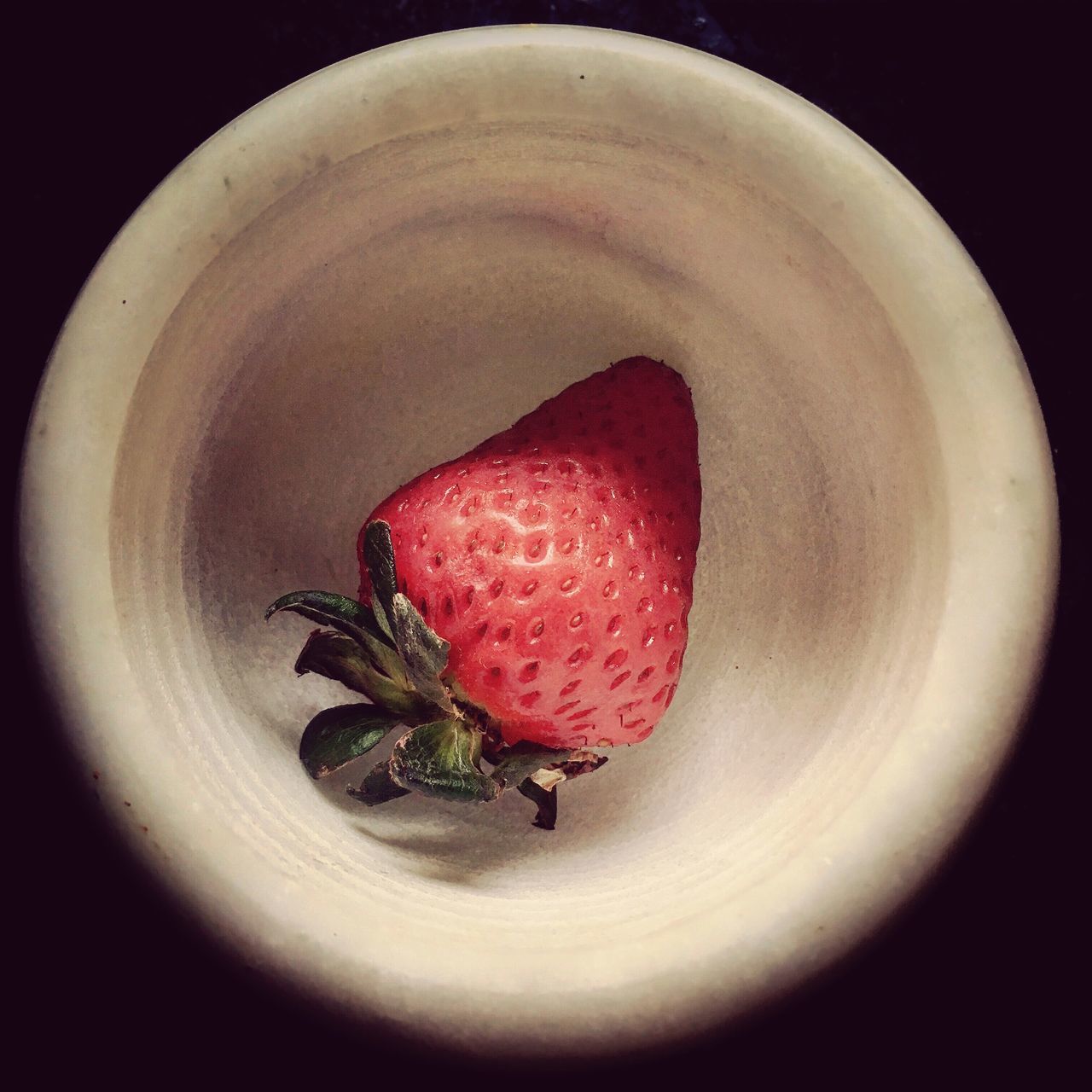 DIRECTLY ABOVE SHOT OF STRAWBERRY FRUIT ON PLATE