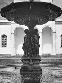 Statue of fountain against building