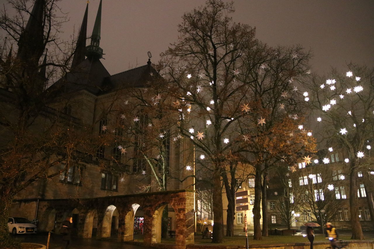 ILLUMINATED STREET LIGHT IN CITY