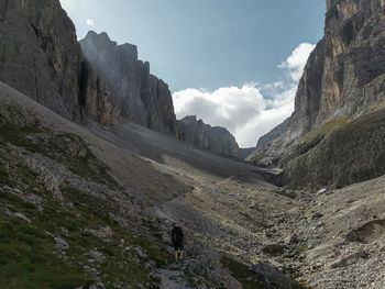 Scenic view in val de mezdì on the way to rif. boé on a sunny day, dolomites, italy