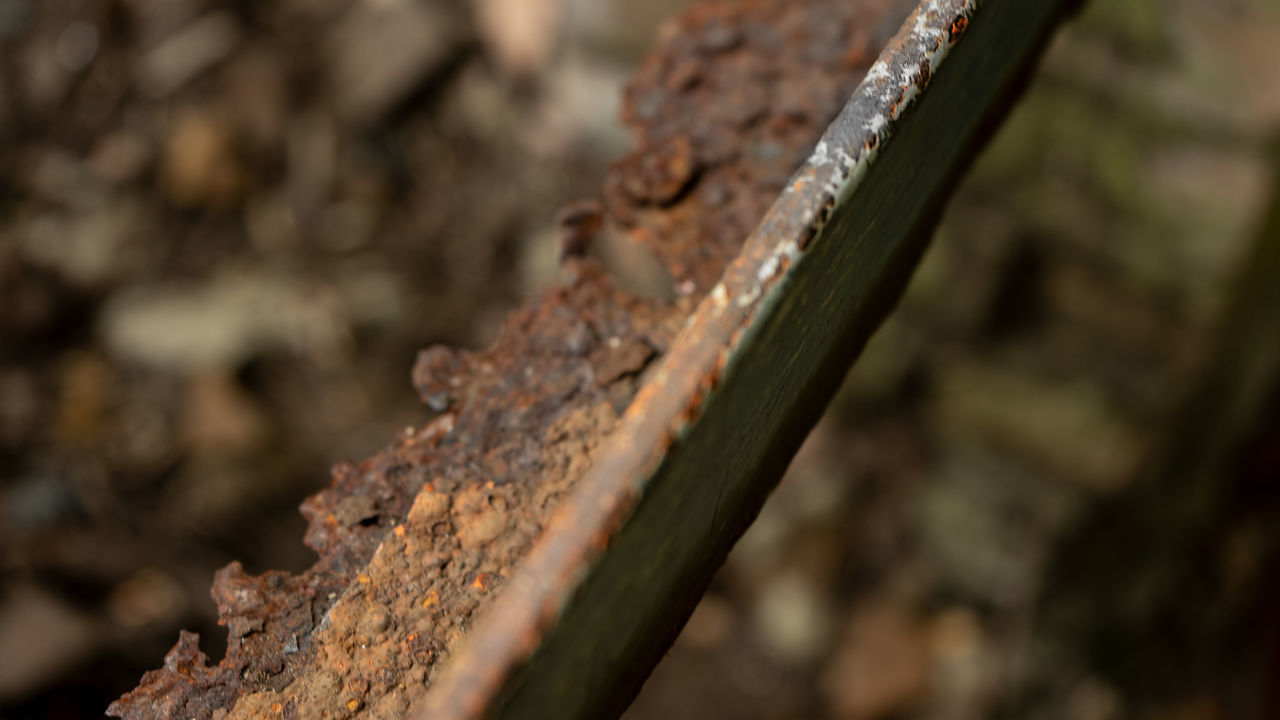 CLOSE-UP OF RUSTY METAL CHAIN