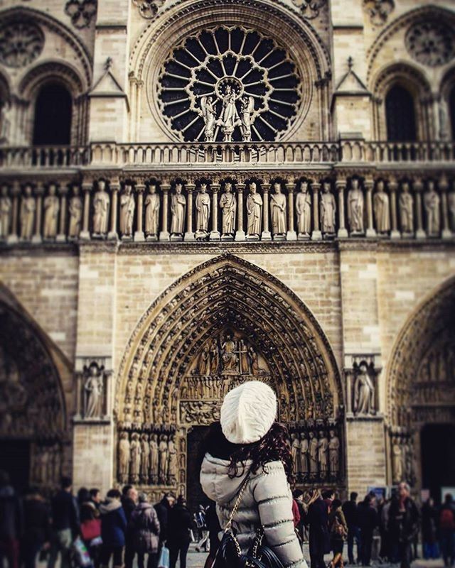 arch, architecture, built structure, large group of people, religion, place of worship, church, famous place, history, tourism, travel destinations, person, men, spirituality, indoors, building exterior, tourist