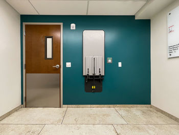 Empty veterinarian's office ready for new patient.