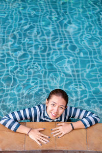 Portrait of smiling woman in l swimming pool