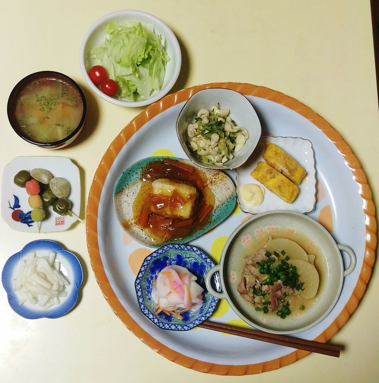 HIGH ANGLE VIEW OF SALAD SERVED ON TABLE