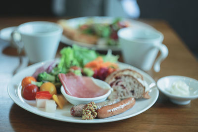 Colorful, healthy, delicious breakfast