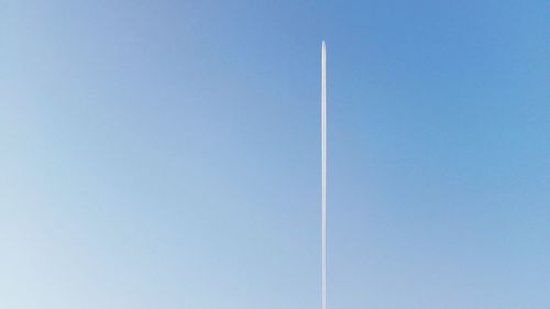 Vapor trail against clear blue sky