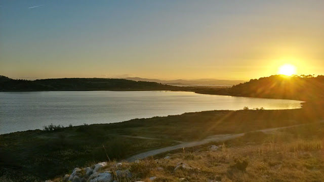 sunset, sun, tranquil scene, scenics, tranquility, water, beauty in nature, mountain, lake, nature, sunlight, clear sky, reflection, landscape, idyllic, sky, sunbeam, mountain range, river, non-urban scene