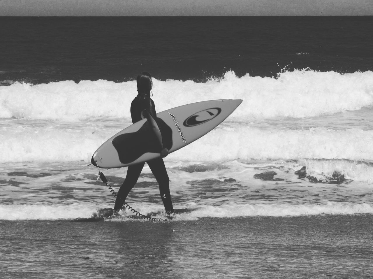 sport, sea, surfing, aquatic sport, wave, water, motion, leisure activity, sports equipment, adventure, real people, one person, surfboard, beach, lifestyles, extreme sports, land, nature, skill, outdoors, horizon over water