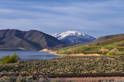 Deer creek reservoir by mount timpanogos in utah county, united states. hiking views