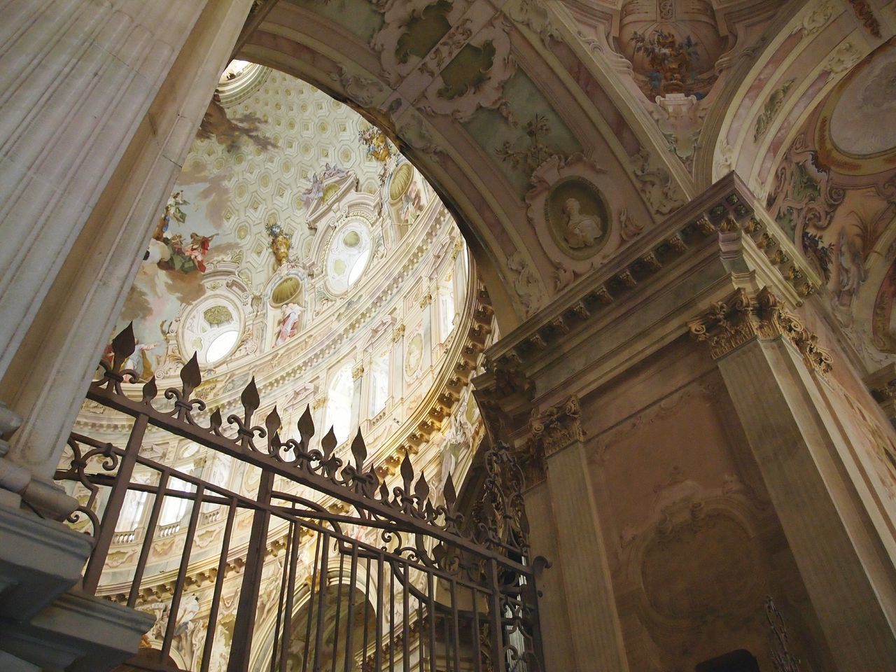 LOW ANGLE VIEW OF CEILING