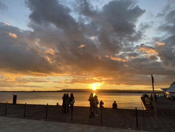 Tramonto sul porto di siracusa in ortigia. scatto effettuato il 13 dicembre santa lucia. 