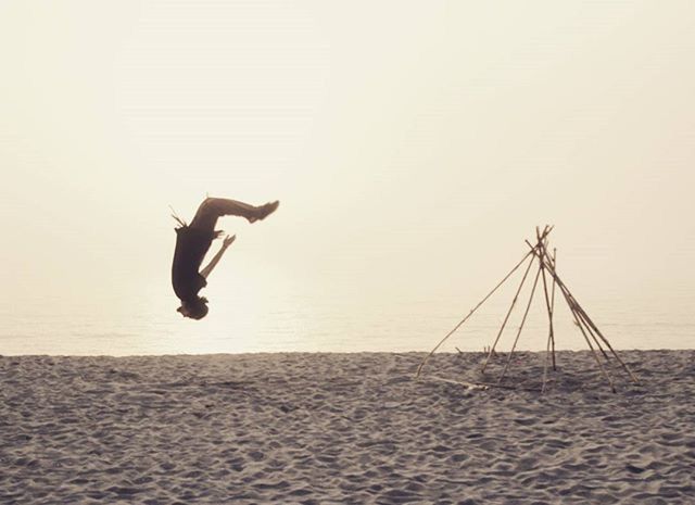 lifestyles, leisure activity, full length, copy space, clear sky, beach, horizon over water, sea, standing, sand, person, sunlight, tranquility, shore, side view, men, day, outdoors